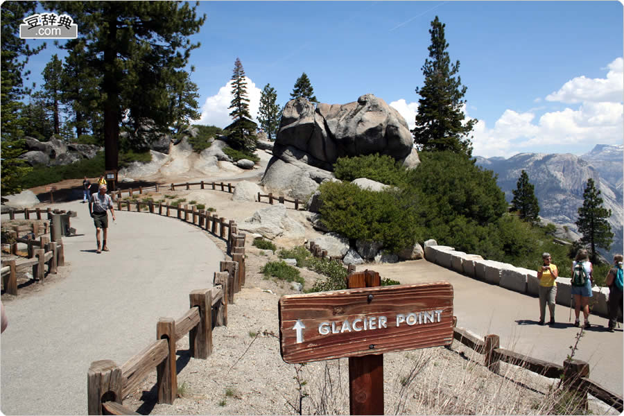 バレーを見下ろすビュー・ポイント (Glacier Point)