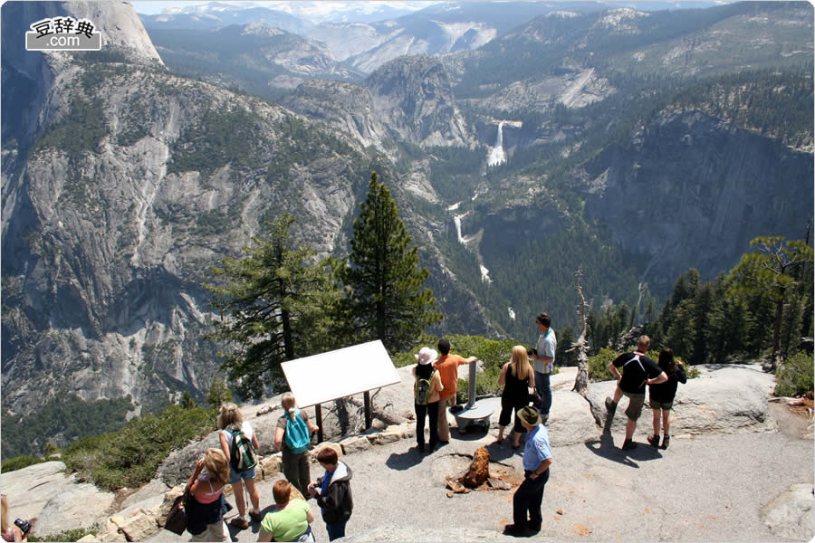 バレーを見下ろすビュー・ポイント (Glacier Point)