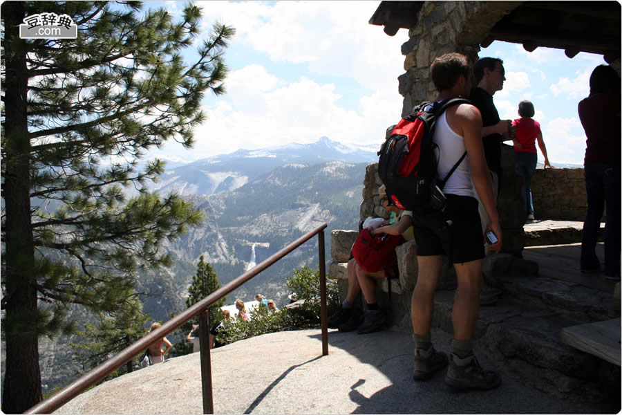 バレーを見下ろすビュー・ポイント (Glacier Point)