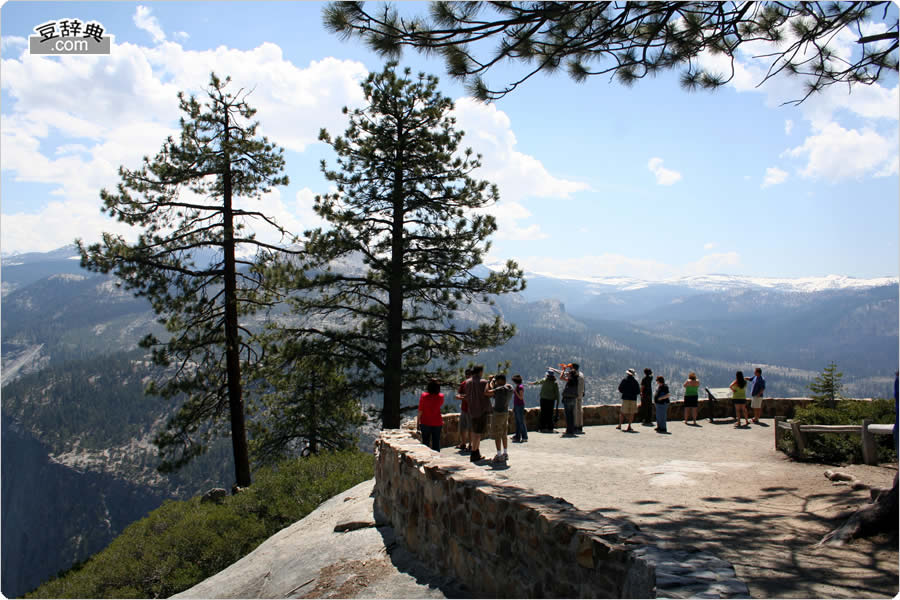 バレーを見下ろすビュー・ポイント (Glacier Point)