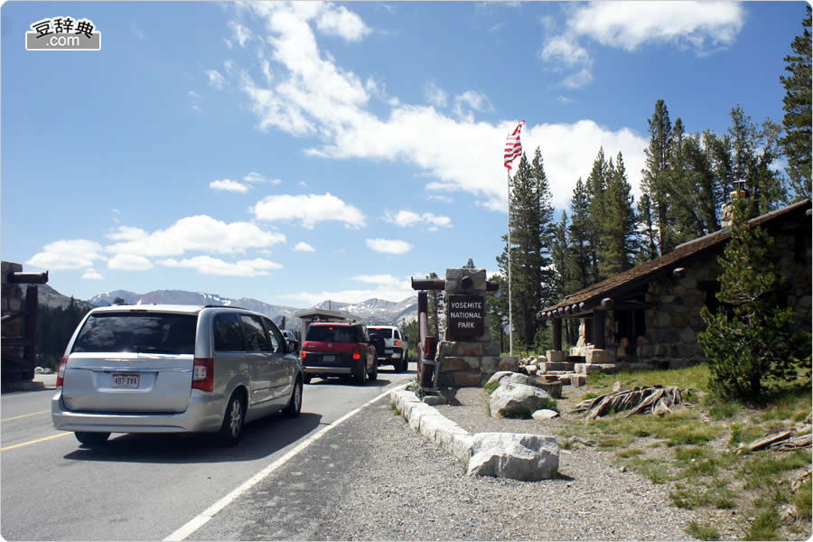 タイオガ・パス・エントランス (Tioga Pass Entrance)